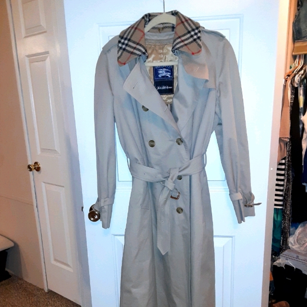 Burberry Heritage Kensington Mid-Length Trenchcoat